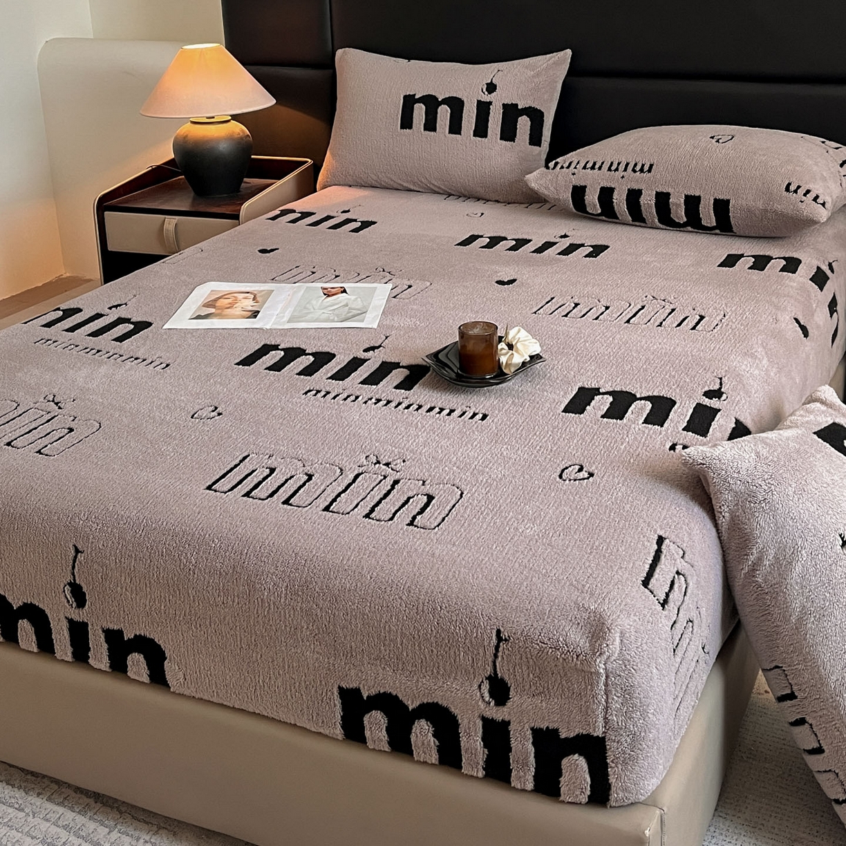 91家纺网 家纺一手货源 找家纺 慕木家纺 2025新款A类高克重云慕绒床笠系列（场景二拍摄）提供买家秀 云暮绒床笠-云絮灰