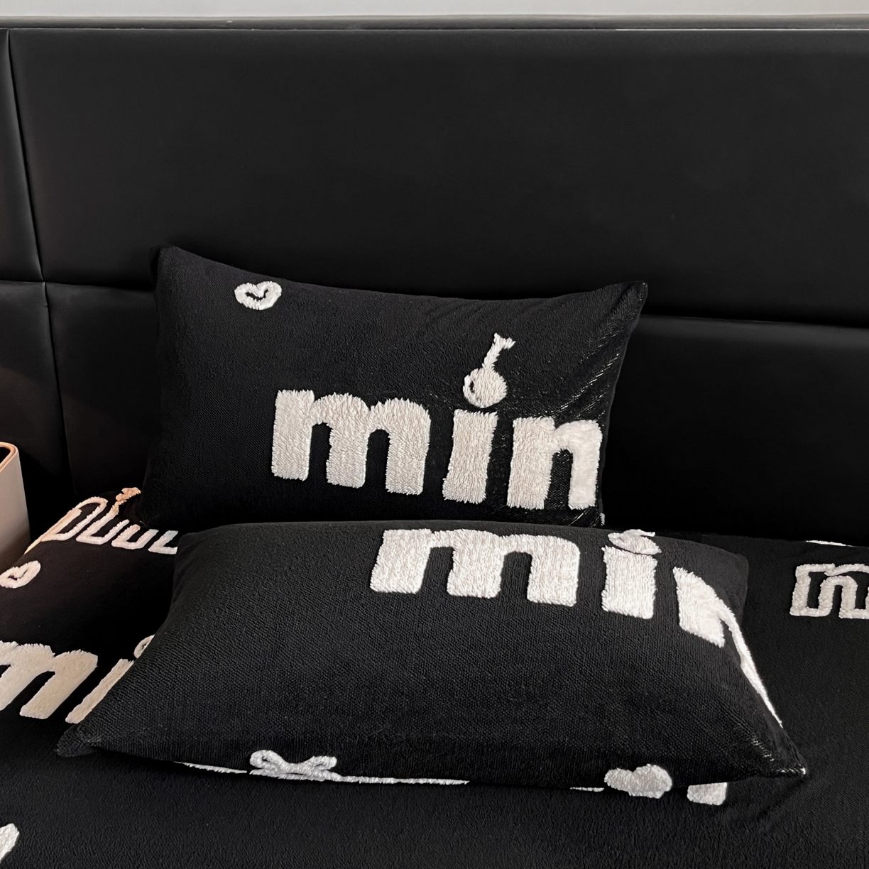 91家纺网 家纺一手货源 找家纺 慕木家纺 2025新款A类高克重云慕绒床笠系列（场景二拍摄）提供买家秀 云暮绒床笠-墨池黑