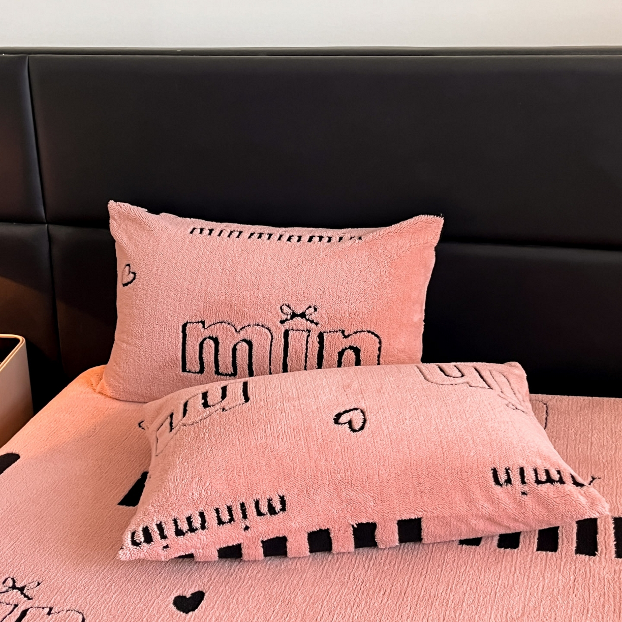 91家纺网 家纺一手货源 找家纺 慕木家纺 2025新款A类高克重云慕绒床笠系列（场景二拍摄）提供买家秀 云暮绒床笠-桃夭粉