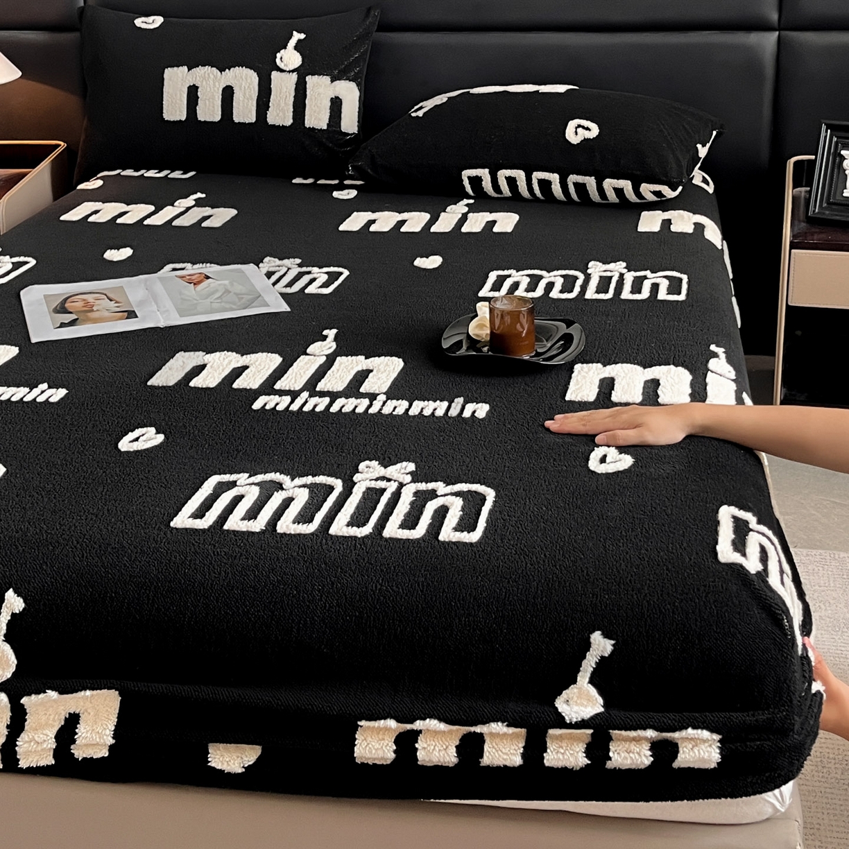 91家纺网 家纺一手货源 找家纺 慕木家纺 2025新款A类高克重云慕绒床笠系列（场景二拍摄）提供买家秀 云暮绒床笠-墨池黑