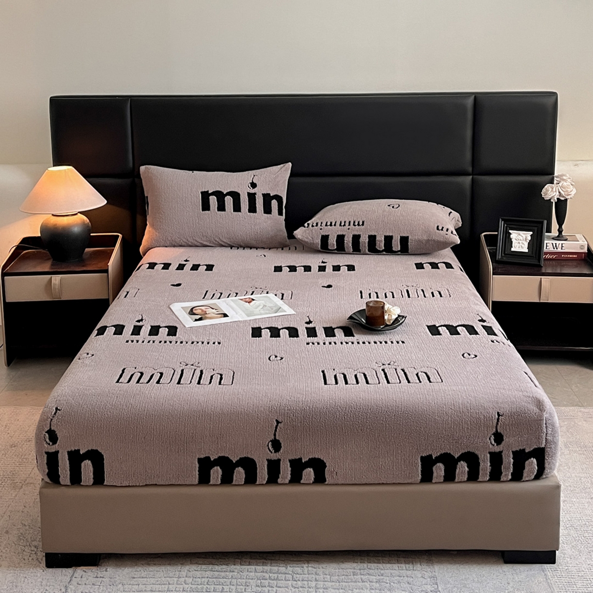 91家纺网 家纺一手货源 找家纺 慕木家纺 2025新款A类高克重云慕绒床笠系列（场景二拍摄）提供买家秀 云暮绒床笠-云絮灰