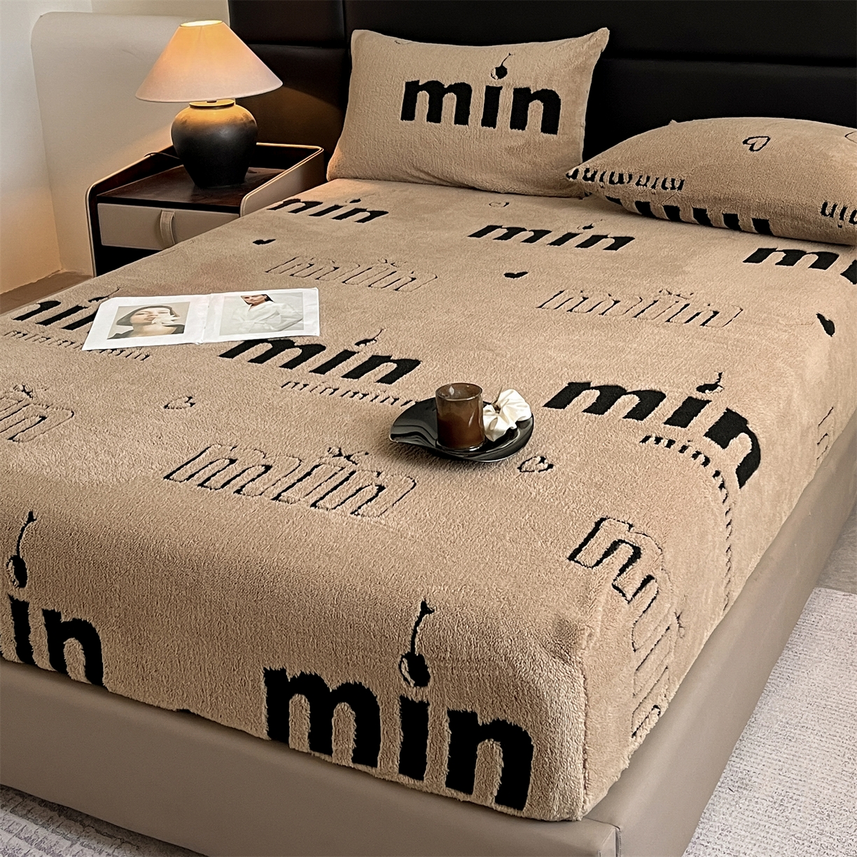 91家纺网 家纺一手货源 找家纺 慕木家纺 2025新款A类高克重云慕绒床笠系列（场景二拍摄）提供买家秀 云暮绒床笠-摩卡咖