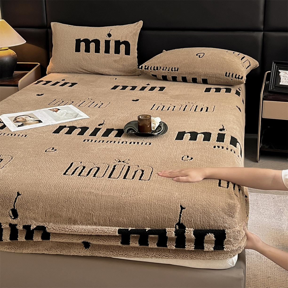 91家纺网 家纺一手货源 找家纺 慕木家纺 2025新款A类高克重云慕绒床笠系列（场景二拍摄）提供买家秀 云暮绒床笠-摩卡咖