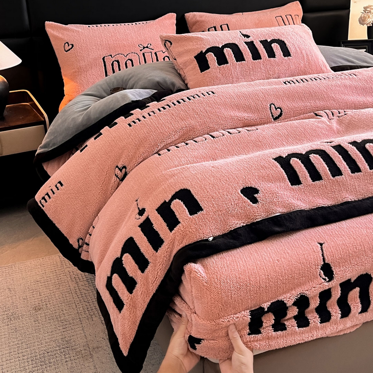 91家纺网 家纺一手货源 找家纺 慕木家纺 2025新款A类高克重云慕绒床笠系列（场景二拍摄）提供买家秀 云暮绒床笠-桃夭粉