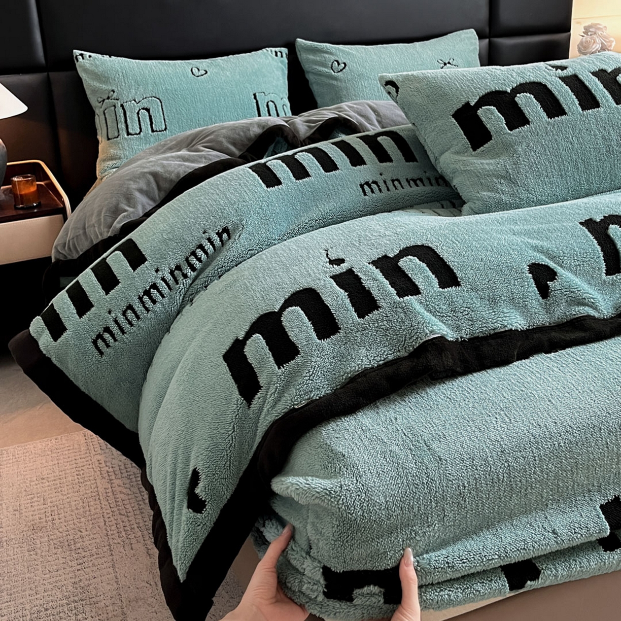 91家纺网 家纺一手货源 找家纺 慕木家纺 2025新款A类高克重云慕绒床笠系列（场景二拍摄）提供买家秀 云暮绒床笠-云朵蓝