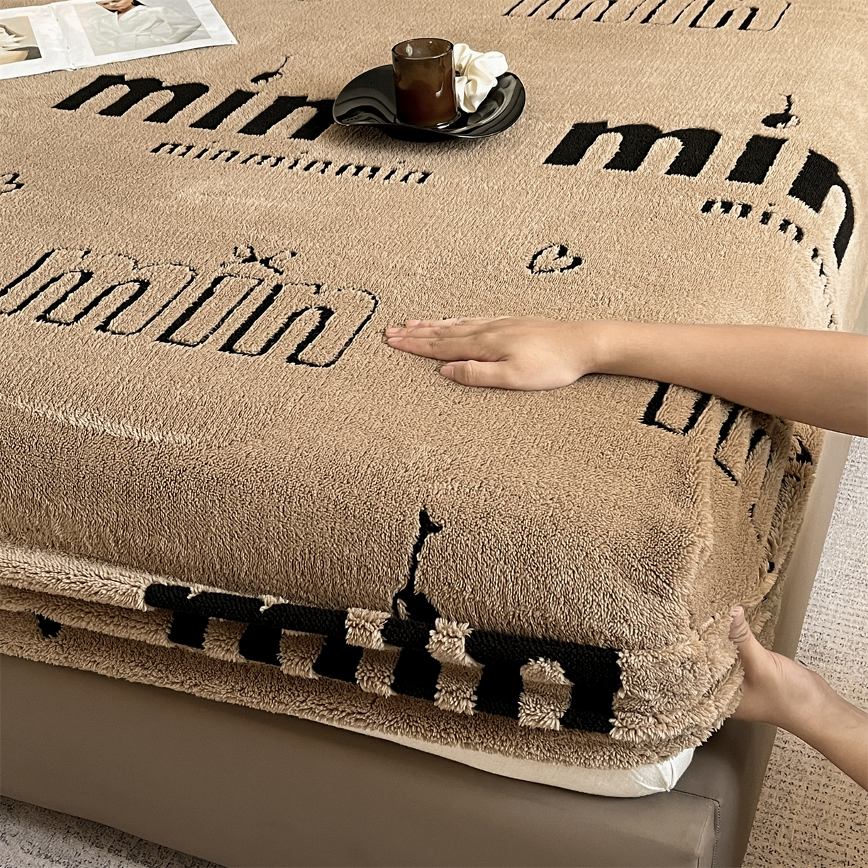 91家纺网 家纺一手货源 找家纺 慕木家纺 2025新款A类高克重云慕绒床笠系列（场景二拍摄）提供买家秀 云暮绒床笠-摩卡咖