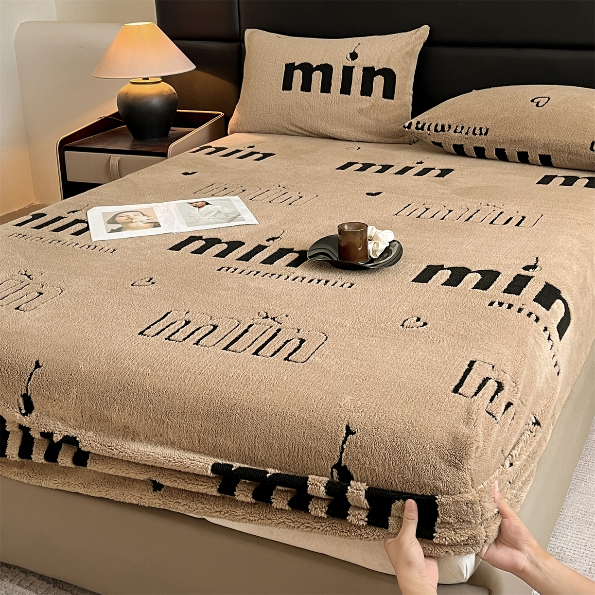 91家纺网 家纺一手货源 找家纺 慕木家纺 2025新款A类高克重云慕绒床笠系列（场景二拍摄）提供买家秀 云暮绒床笠-摩卡咖