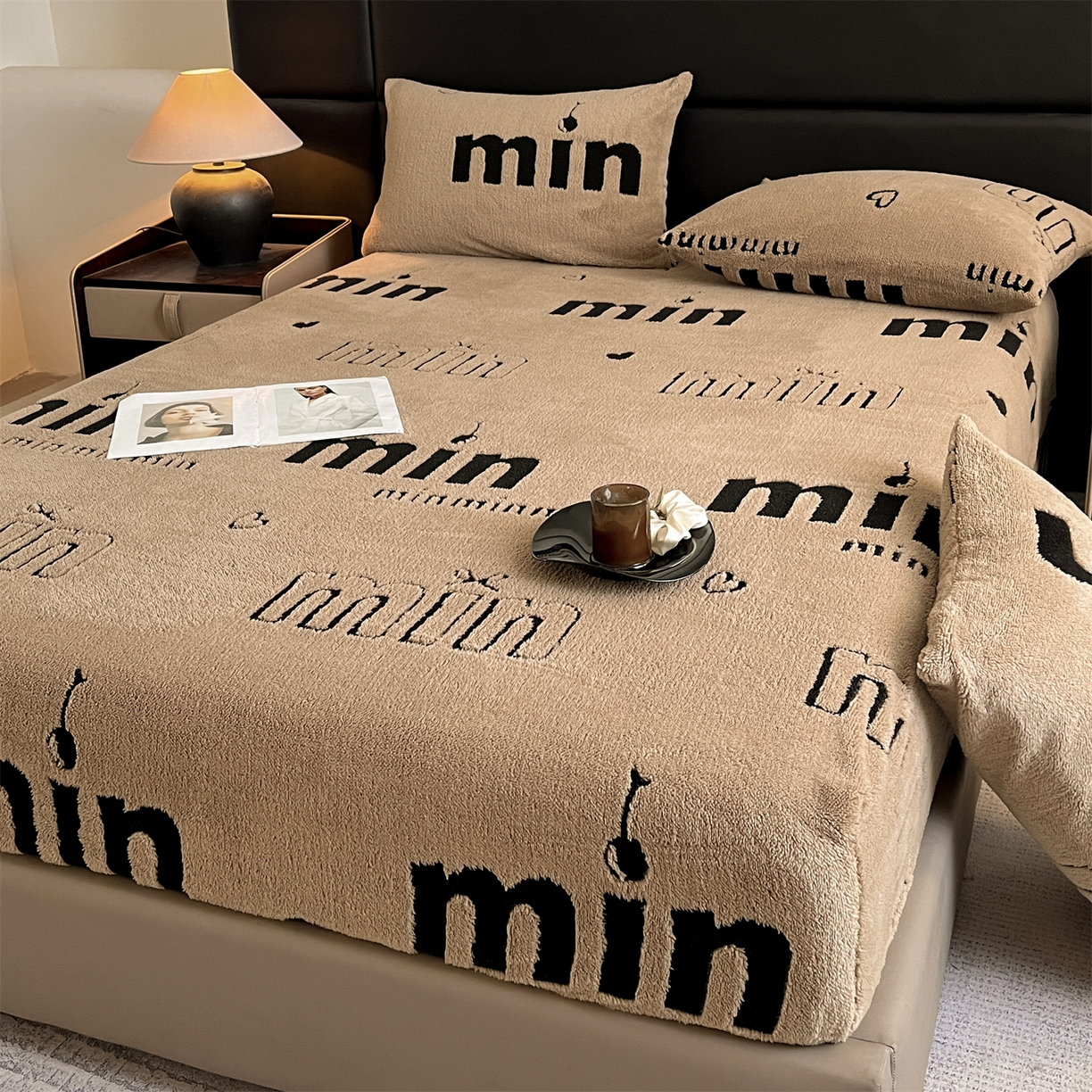 91家纺网 家纺一手货源 找家纺 慕木家纺 2025新款A类高克重云慕绒床笠系列（场景二拍摄）提供买家秀 云暮绒床笠-摩卡咖