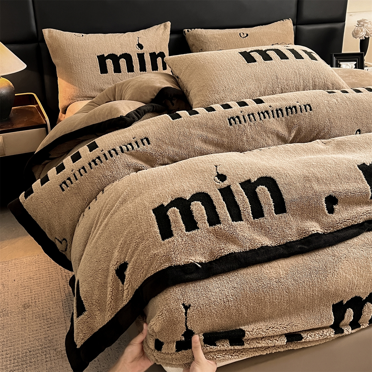 91家纺网 家纺一手货源 找家纺 慕木家纺 2025新款A类高克重云慕绒床笠系列（场景二拍摄）提供买家秀 云暮绒床笠-摩卡咖