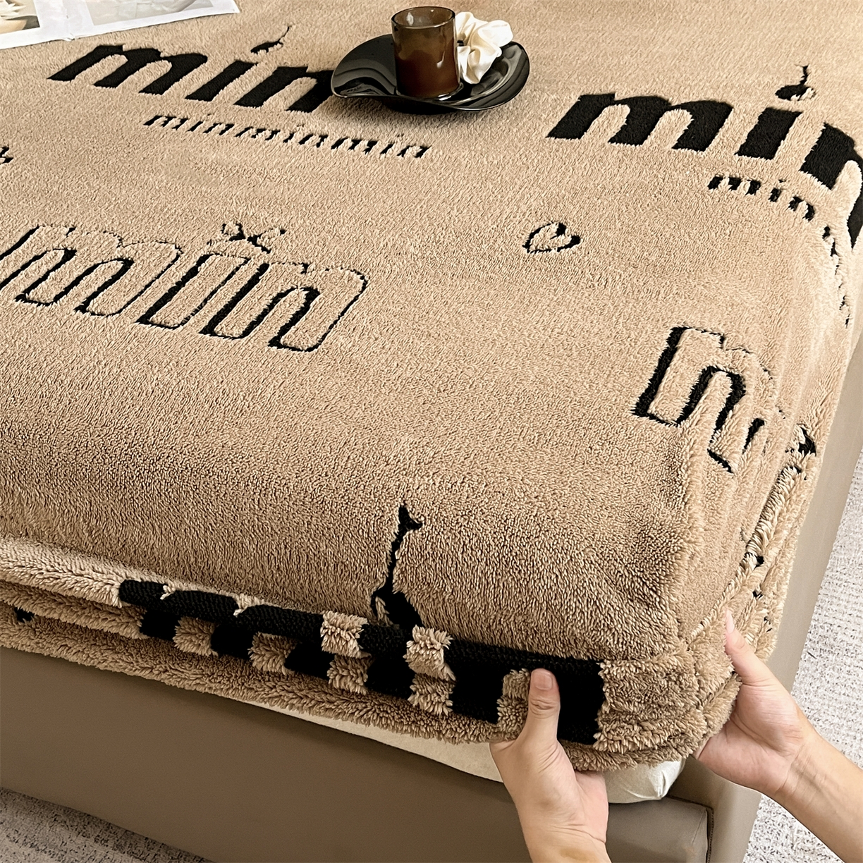 91家纺网 家纺一手货源 找家纺 慕木家纺 2025新款A类高克重云慕绒床笠系列（场景二拍摄）提供买家秀 云暮绒床笠-摩卡咖