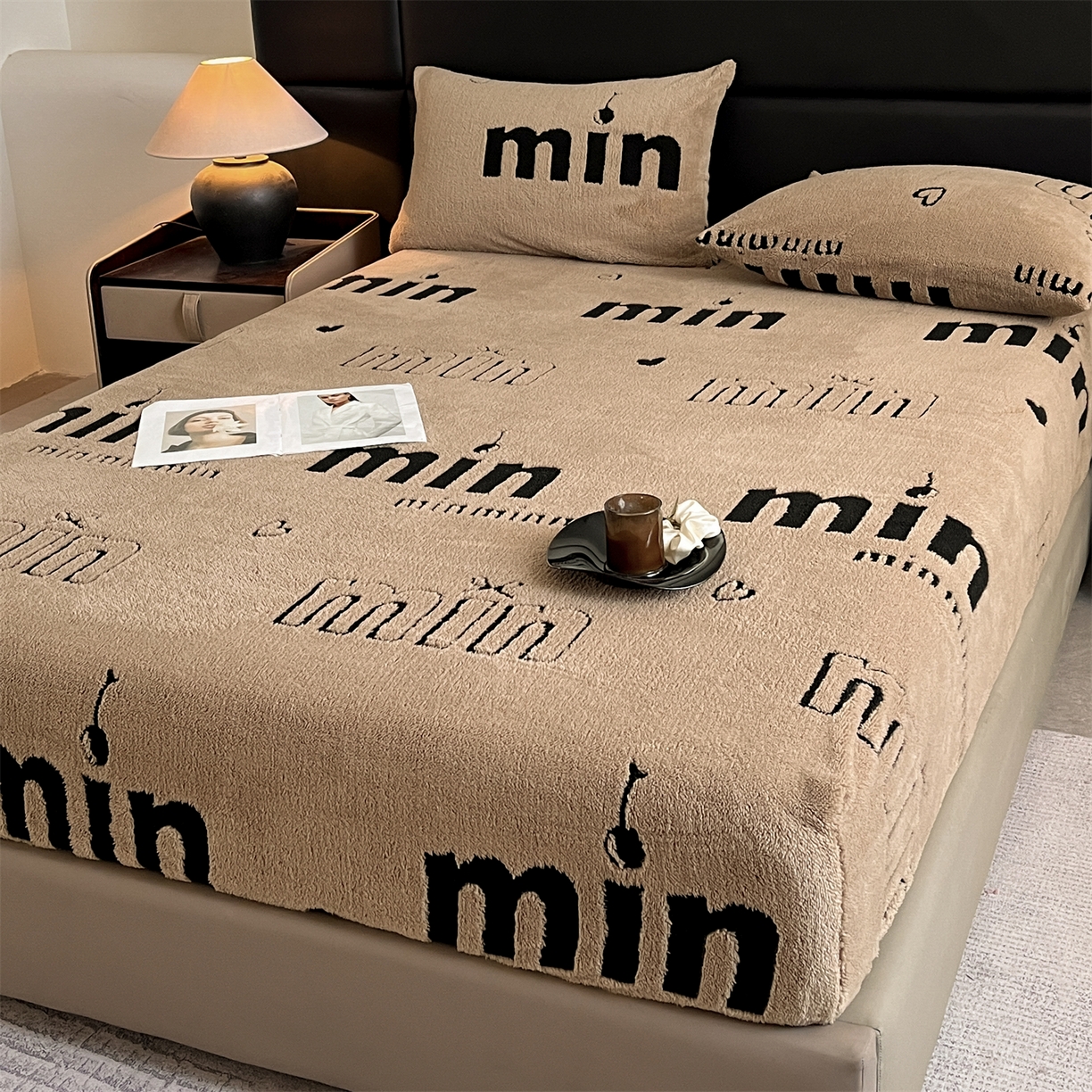 91家纺网 家纺一手货源 找家纺 慕木家纺 2025新款A类高克重云慕绒床笠系列（场景二拍摄）提供买家秀 云暮绒床笠-摩卡咖