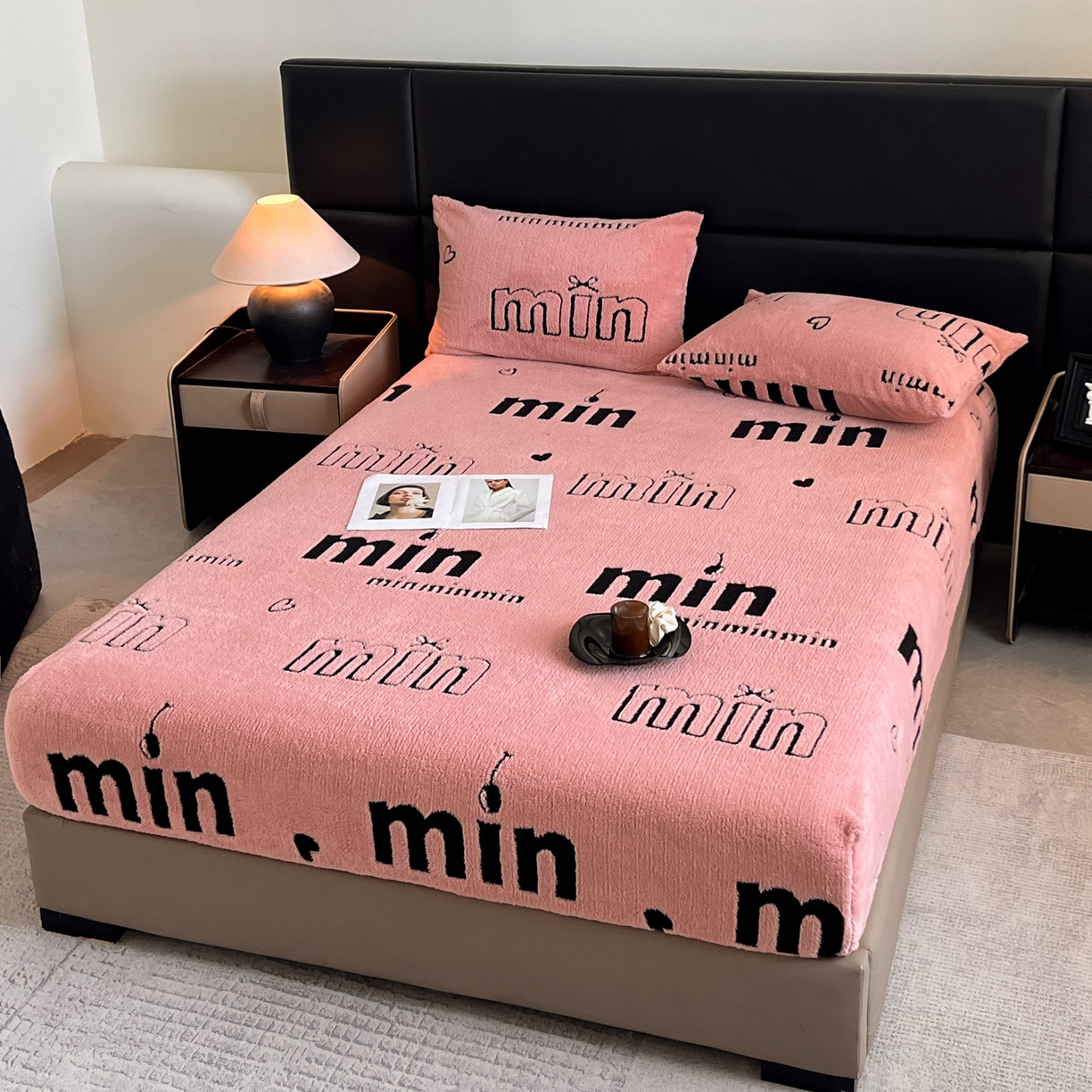 91家纺网 家纺一手货源 找家纺 慕木家纺 2025新款A类高克重云慕绒床笠系列（场景二拍摄）提供买家秀 云暮绒床笠-桃夭粉