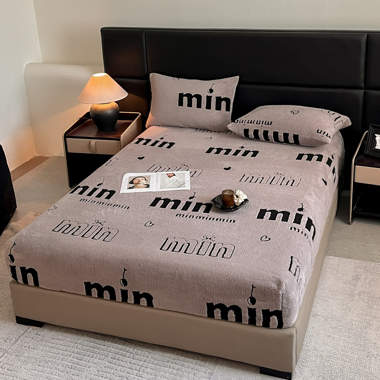 91家纺网 家纺一手货源 找家纺 慕木家纺 2025新款A类高克重云慕绒床笠系列（场景二拍摄）提供买家秀 云暮绒床笠-云絮灰