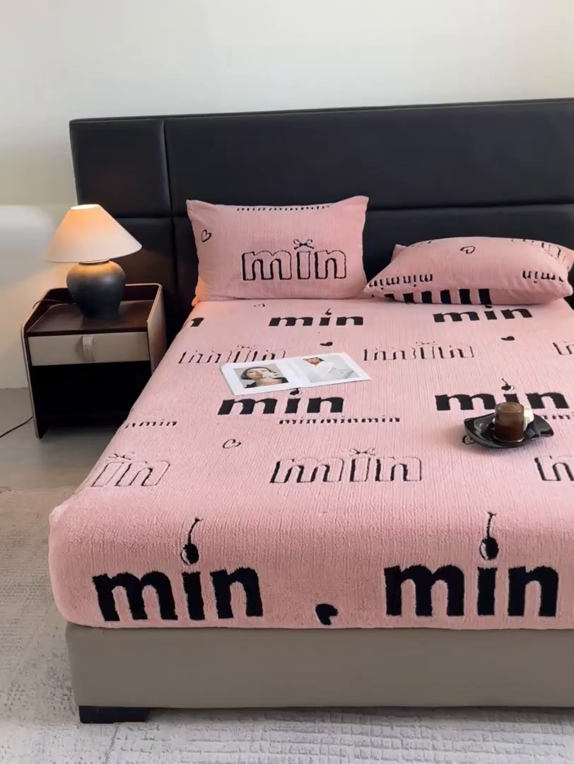 91家纺网 家纺一手货源 找家纺 慕木家纺 2025新款A类高克重云慕绒床笠系列（场景二拍摄）提供买家秀 云暮绒床笠-桃夭粉