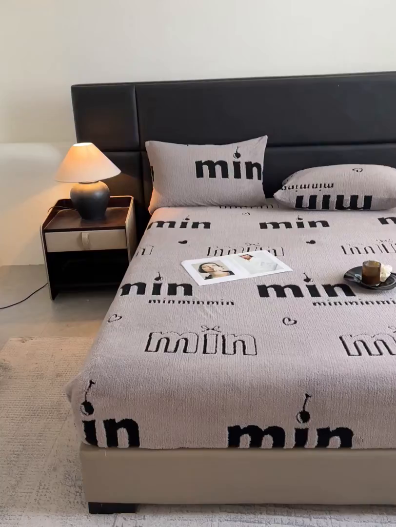 91家纺网 家纺一手货源 找家纺 慕木家纺 2025新款A类高克重云慕绒床笠系列（场景二拍摄）提供买家秀 云暮绒床笠-云絮灰