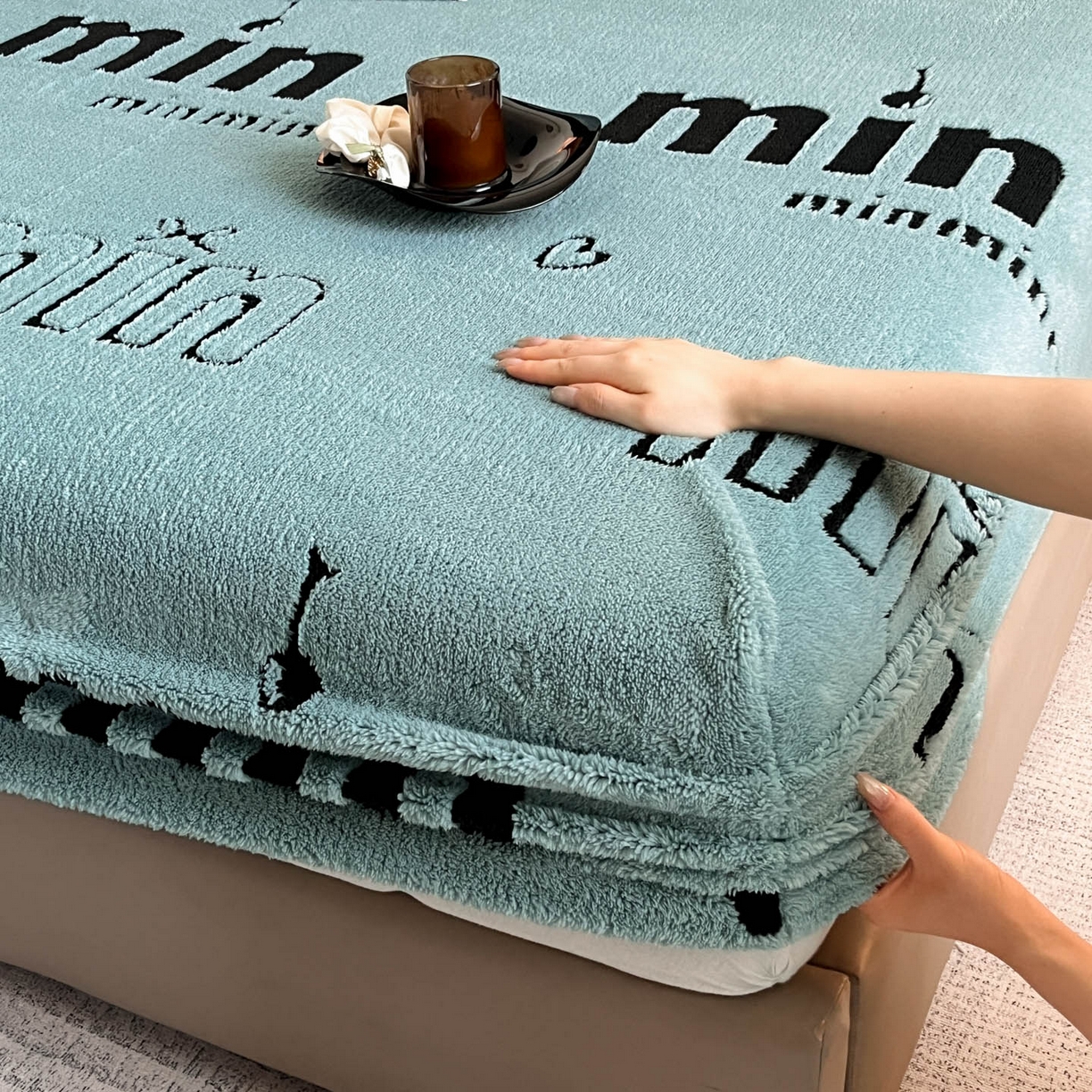 91家纺网 家纺一手货源 找家纺 慕木家纺 2025新款A类高克重云慕绒床笠系列（场景二拍摄）提供买家秀 云暮绒床笠-云朵蓝