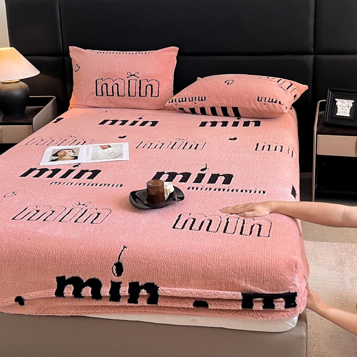 91家纺网 家纺一手货源 找家纺 慕木家纺 2025新款A类高克重云慕绒床笠系列（场景二拍摄）提供买家秀 云暮绒床笠-桃夭粉