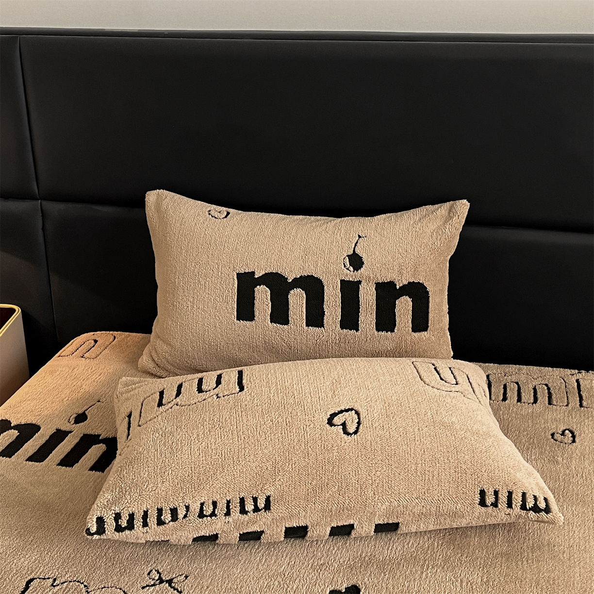 91家纺网 家纺一手货源 找家纺 慕木家纺 2025新款A类高克重云慕绒床笠系列（场景二拍摄）提供买家秀 云暮绒床笠-摩卡咖