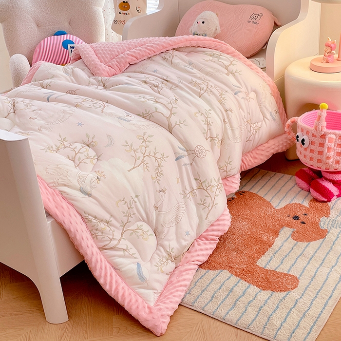 91家纺网 家纺一手货源 找家纺 丝涟家居 2025新款澳阳绒豆豆被系列 捕梦天鹅粉