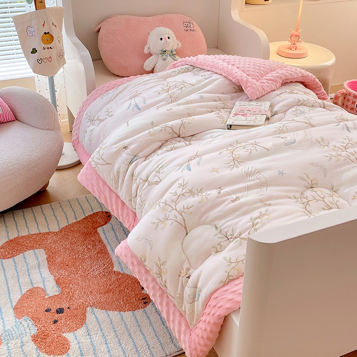 91家纺网 家纺一手货源 找家纺 丝涟家居 2025新款澳阳绒豆豆被系列 捕梦天鹅粉