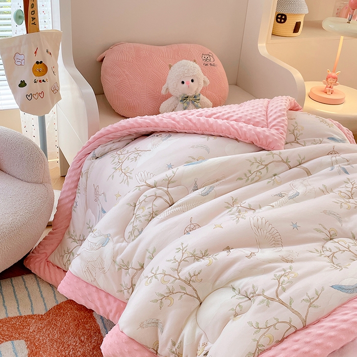 91家纺网 家纺一手货源 找家纺 丝涟家居 2025新款澳阳绒豆豆被系列 捕梦天鹅粉