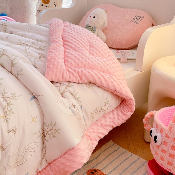 91家纺网 家纺一手货源 找家纺 丝涟家居 2025新款澳阳绒豆豆被系列 捕梦天鹅粉