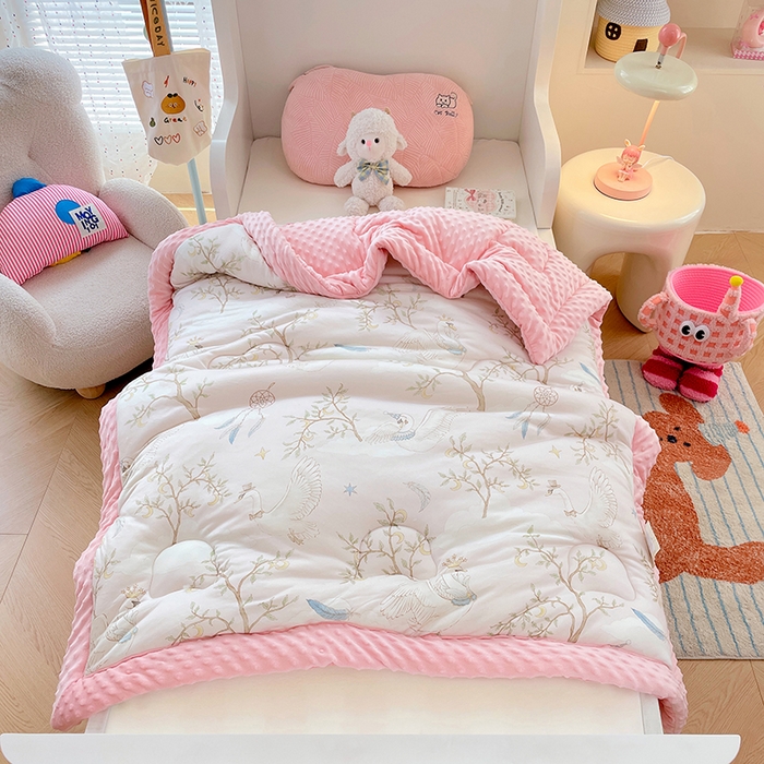 91家纺网 家纺一手货源 找家纺 丝涟家居 2025新款澳阳绒豆豆被系列 捕梦天鹅粉