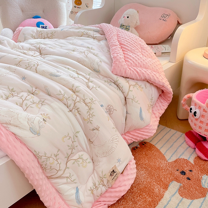 91家纺网 家纺一手货源 找家纺 丝涟家居 2025新款澳阳绒豆豆被系列 捕梦天鹅粉