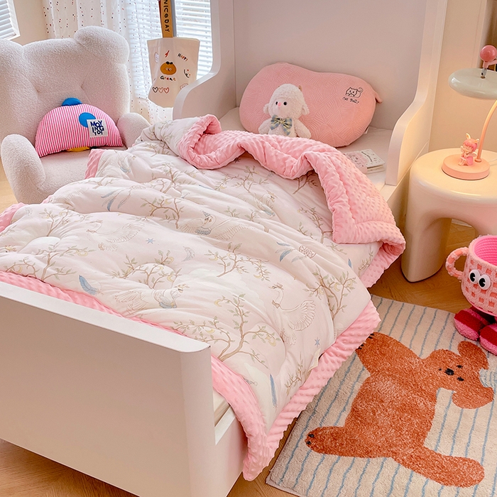 91家纺网 家纺一手货源 找家纺 丝涟家居 2025新款澳阳绒豆豆被系列 捕梦天鹅粉