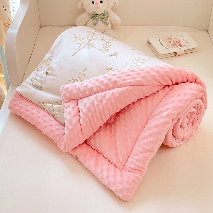 91家纺网 家纺一手货源 找家纺 丝涟家居 2025新款澳阳绒豆豆被系列 捕梦天鹅粉