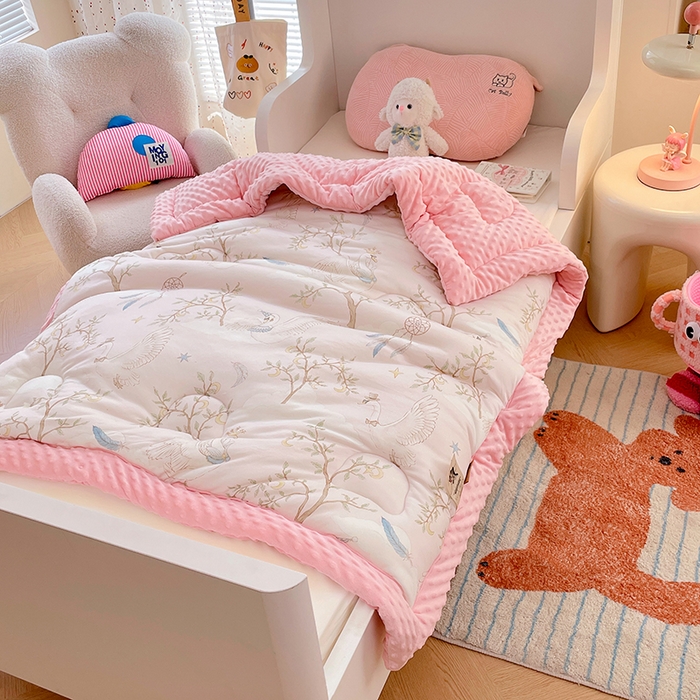 91家纺网 家纺一手货源 找家纺 丝涟家居 2025新款澳阳绒豆豆被系列 捕梦天鹅粉