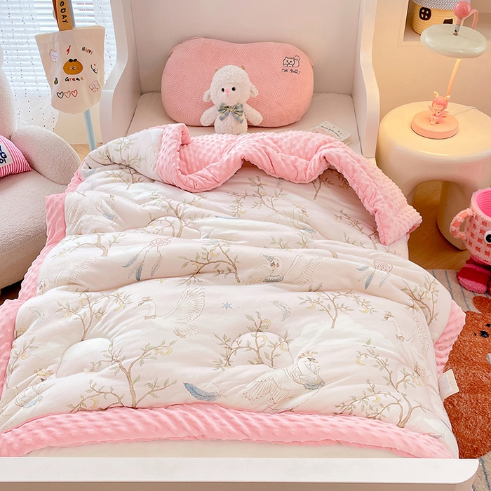 91家纺网 家纺一手货源 找家纺 丝涟家居 2025新款澳阳绒豆豆被系列 捕梦天鹅粉