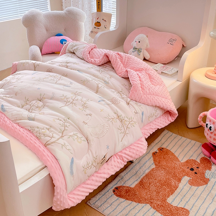 91家纺网 家纺一手货源 找家纺 丝涟家居 2025新款澳阳绒豆豆被系列 捕梦天鹅粉