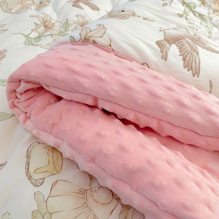 91家纺网 家纺一手货源 找家纺 丝涟家居 2025新款澳阳绒豆豆被系列 甜蜜森林