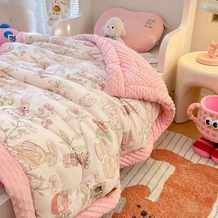 91家纺网 家纺一手货源 找家纺 丝涟家居 2025新款澳阳绒豆豆被系列 甜蜜森林