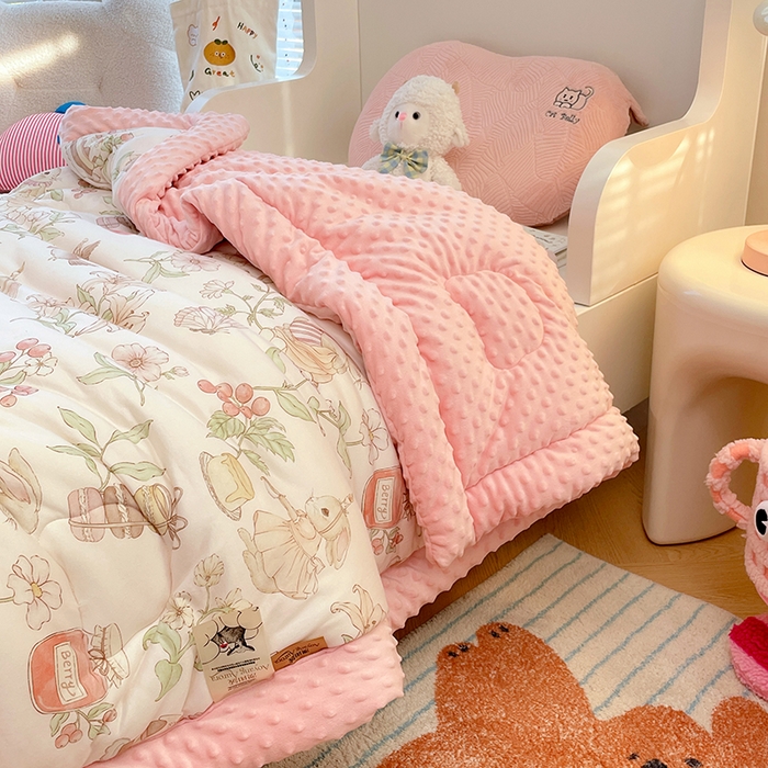 91家纺网 家纺一手货源 找家纺 丝涟家居 2025新款澳阳绒豆豆被系列 甜蜜森林