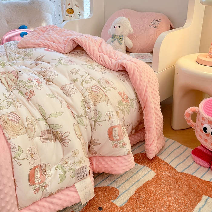 91家纺网 家纺一手货源 找家纺 丝涟家居 2025新款澳阳绒豆豆被系列 甜蜜森林