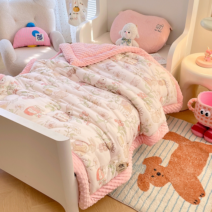 91家纺网 家纺一手货源 找家纺 丝涟家居 2025新款澳阳绒豆豆被系列 甜蜜森林