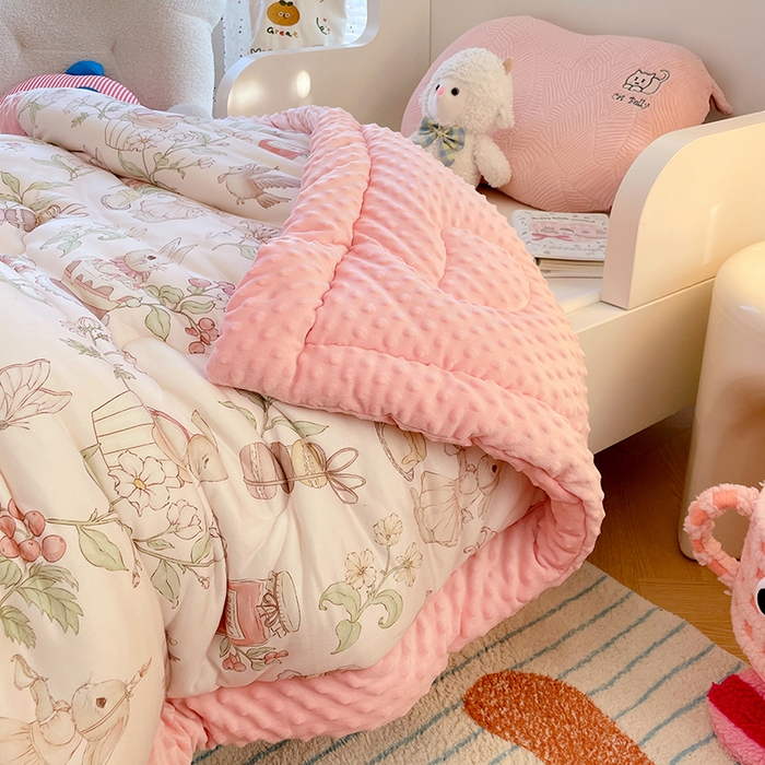 91家纺网 家纺一手货源 找家纺 丝涟家居 2025新款澳阳绒豆豆被系列 甜蜜森林