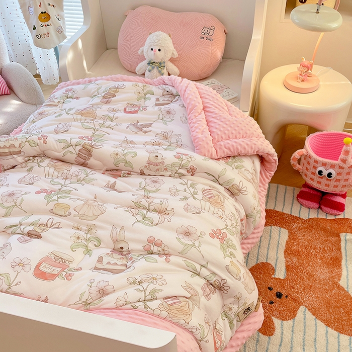 91家纺网 家纺一手货源 找家纺 丝涟家居 2025新款澳阳绒豆豆被系列 甜蜜森林