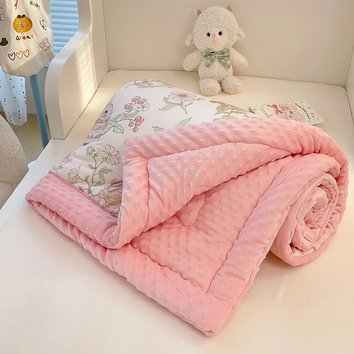 91家纺网 家纺一手货源 找家纺 丝涟家居 2025新款澳阳绒豆豆被系列 甜蜜森林