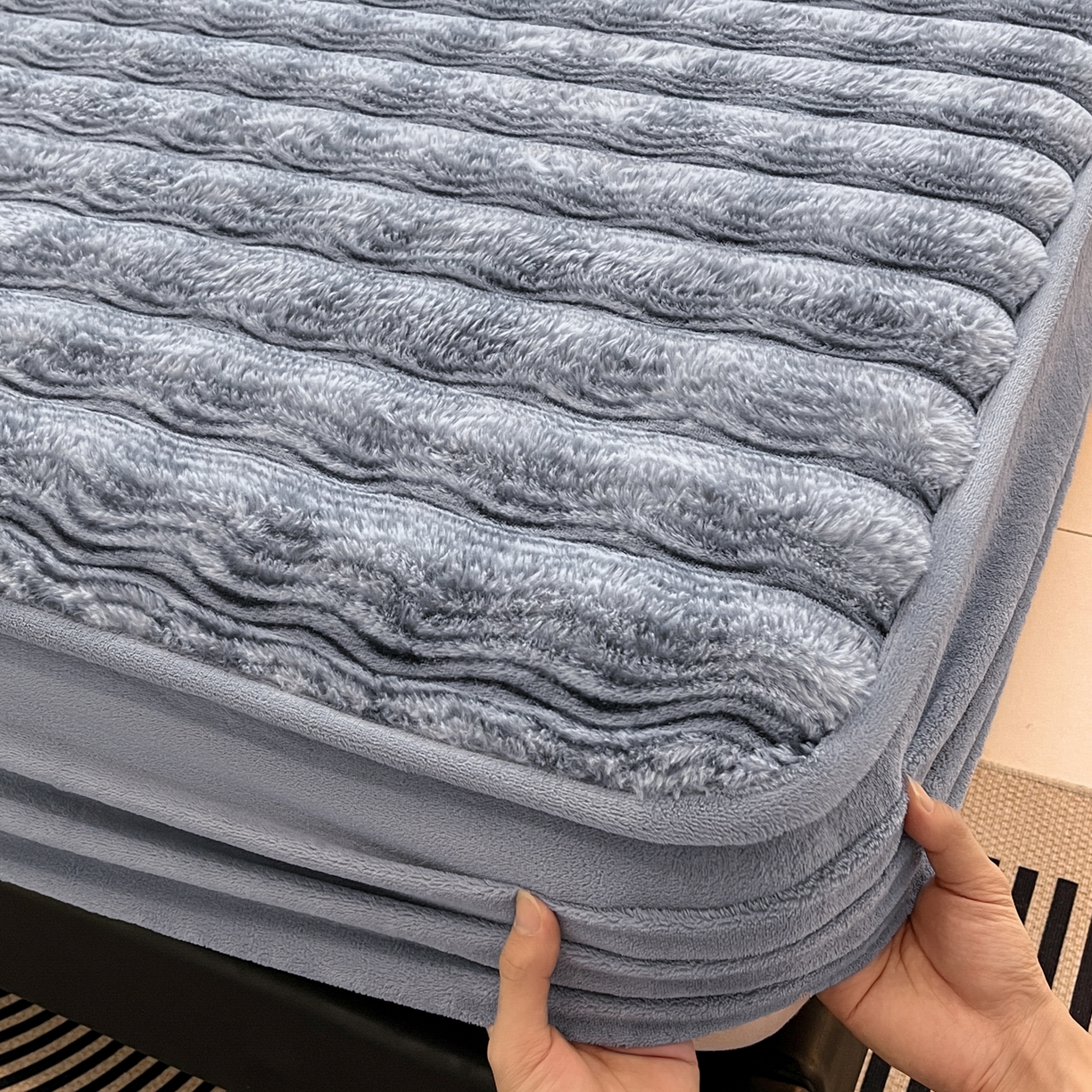 91家纺网 家纺一手货源 找家纺 欧邦 2025新款轻奢波纹皮草兔毛绒床笠单床笠床笠单件 波纹-蓝灰