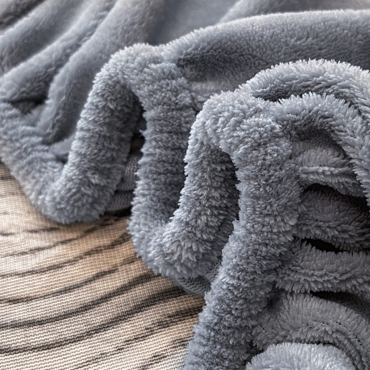 91家纺网 家纺一手货源 找家纺 欧邦 2025新款轻奢波纹皮草兔毛绒床笠单床笠床笠单件 波纹-蓝灰