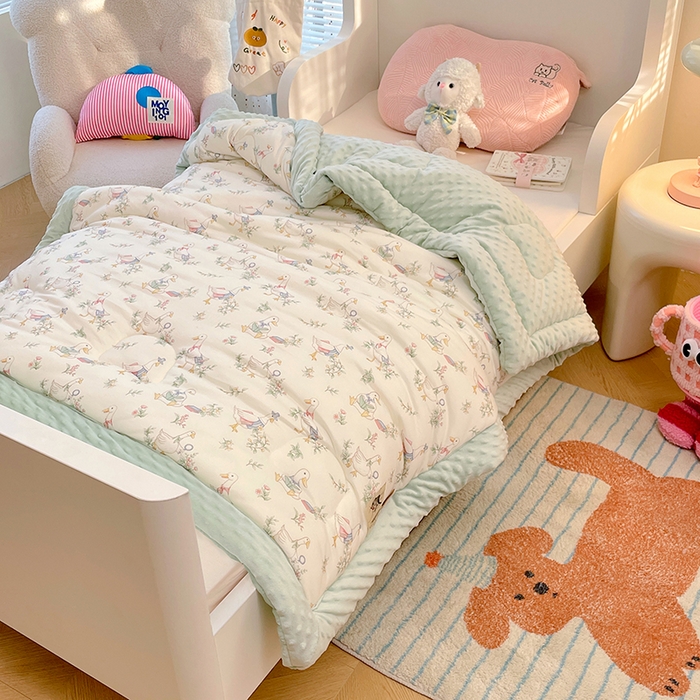 91家纺网 家纺一手货源 找家纺 丝涟家居 2025新款澳阳绒豆豆被系列 鸭鸭学堂