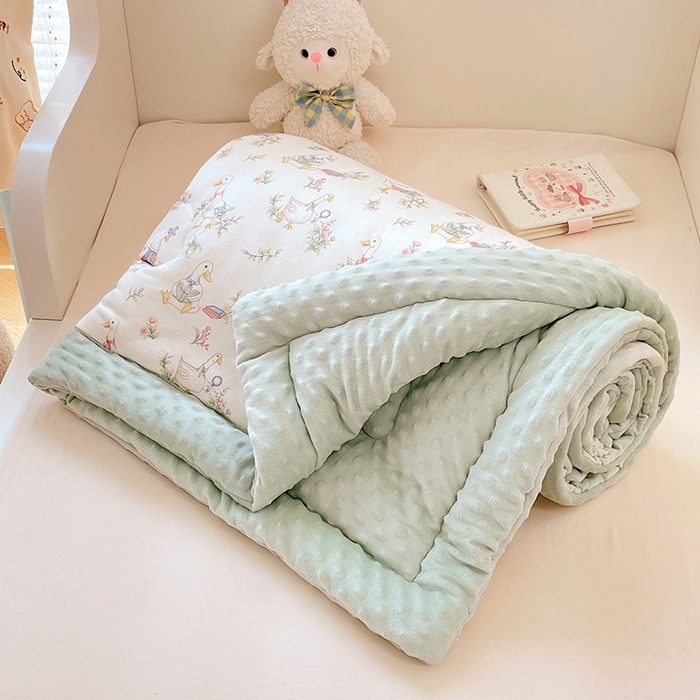 91家纺网 家纺一手货源 找家纺 丝涟家居 2025新款澳阳绒豆豆被系列 鸭鸭学堂