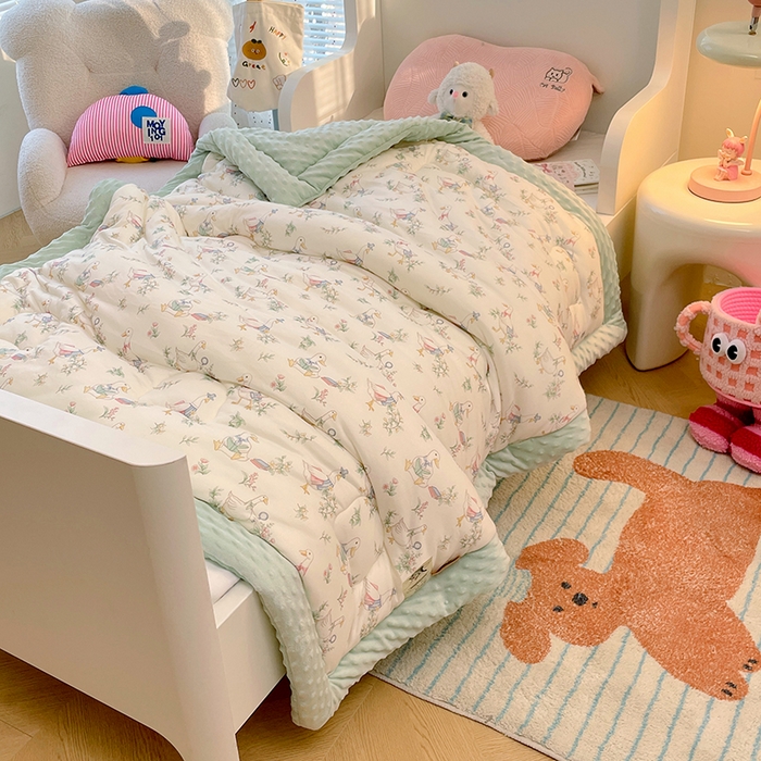 91家纺网 家纺一手货源 找家纺 丝涟家居 2025新款澳阳绒豆豆被系列 鸭鸭学堂