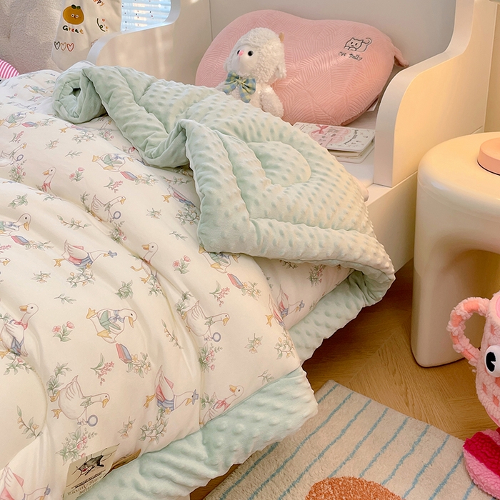 91家纺网 家纺一手货源 找家纺 丝涟家居 2025新款澳阳绒豆豆被系列 鸭鸭学堂