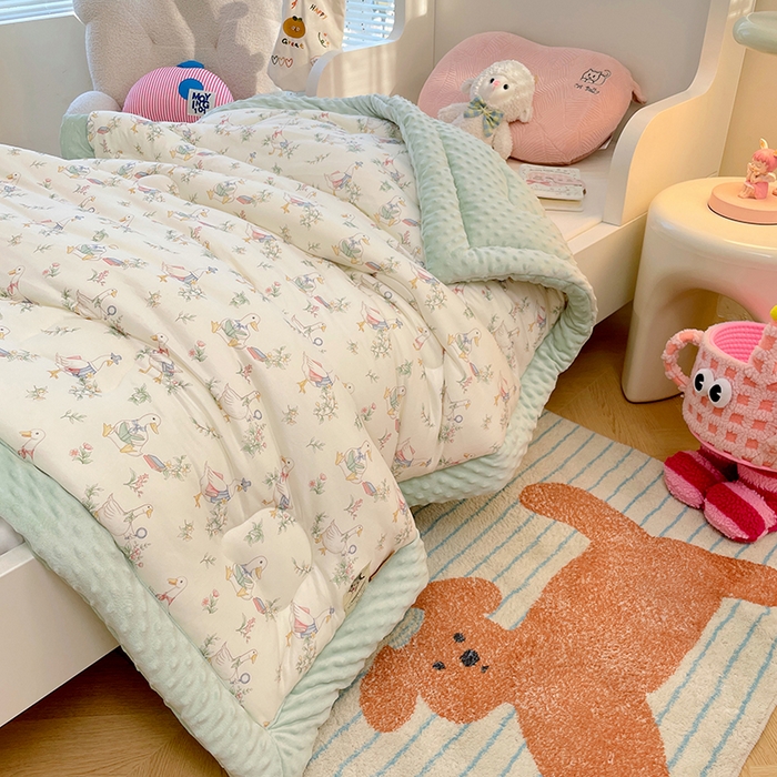 91家纺网 家纺一手货源 找家纺 丝涟家居 2025新款澳阳绒豆豆被系列 鸭鸭学堂