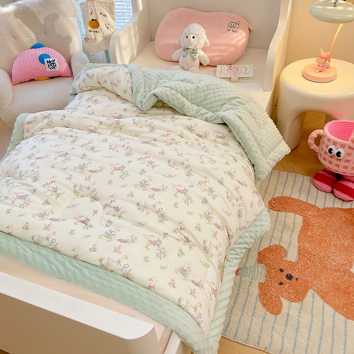 91家纺网 家纺一手货源 找家纺 丝涟家居 2025新款澳阳绒豆豆被系列 鸭鸭学堂