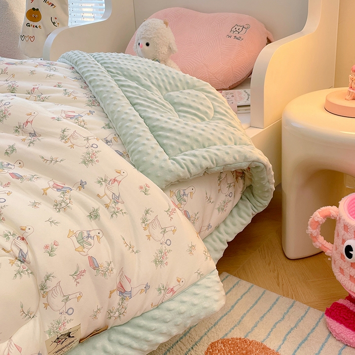 91家纺网 家纺一手货源 找家纺 丝涟家居 2025新款澳阳绒豆豆被系列 鸭鸭学堂